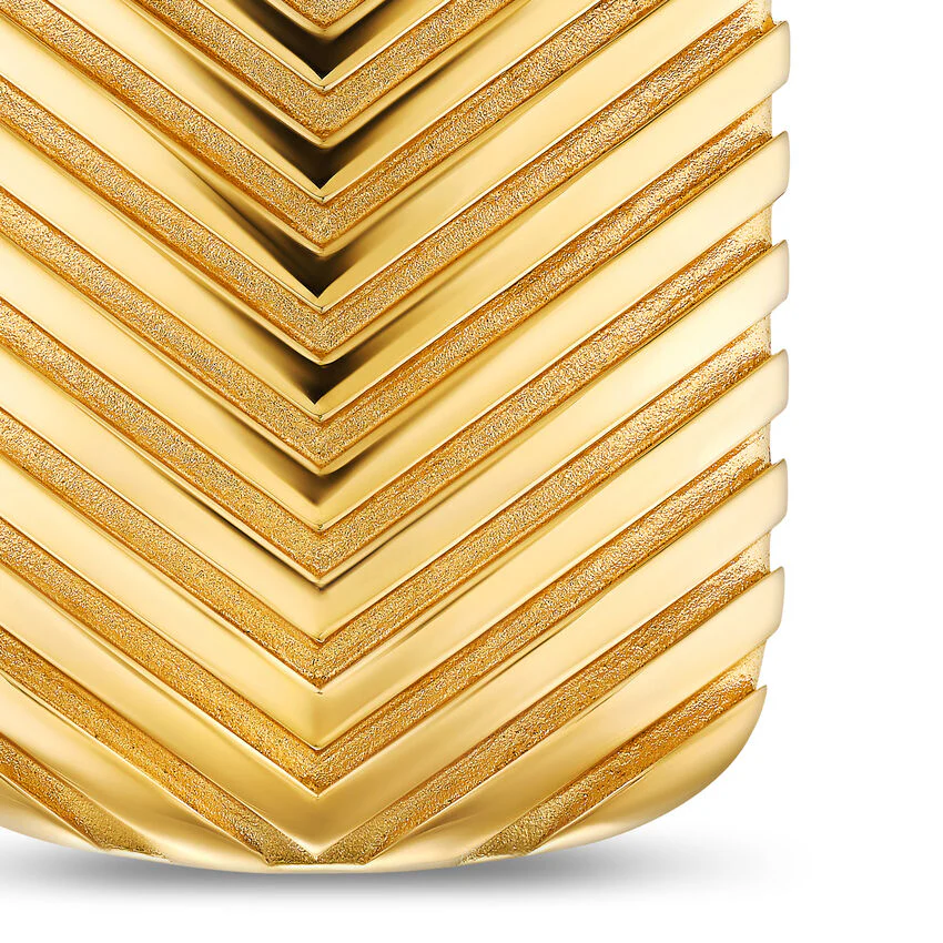 Chevron Tag in 18K Yellow Gold, 34mm - Image 3