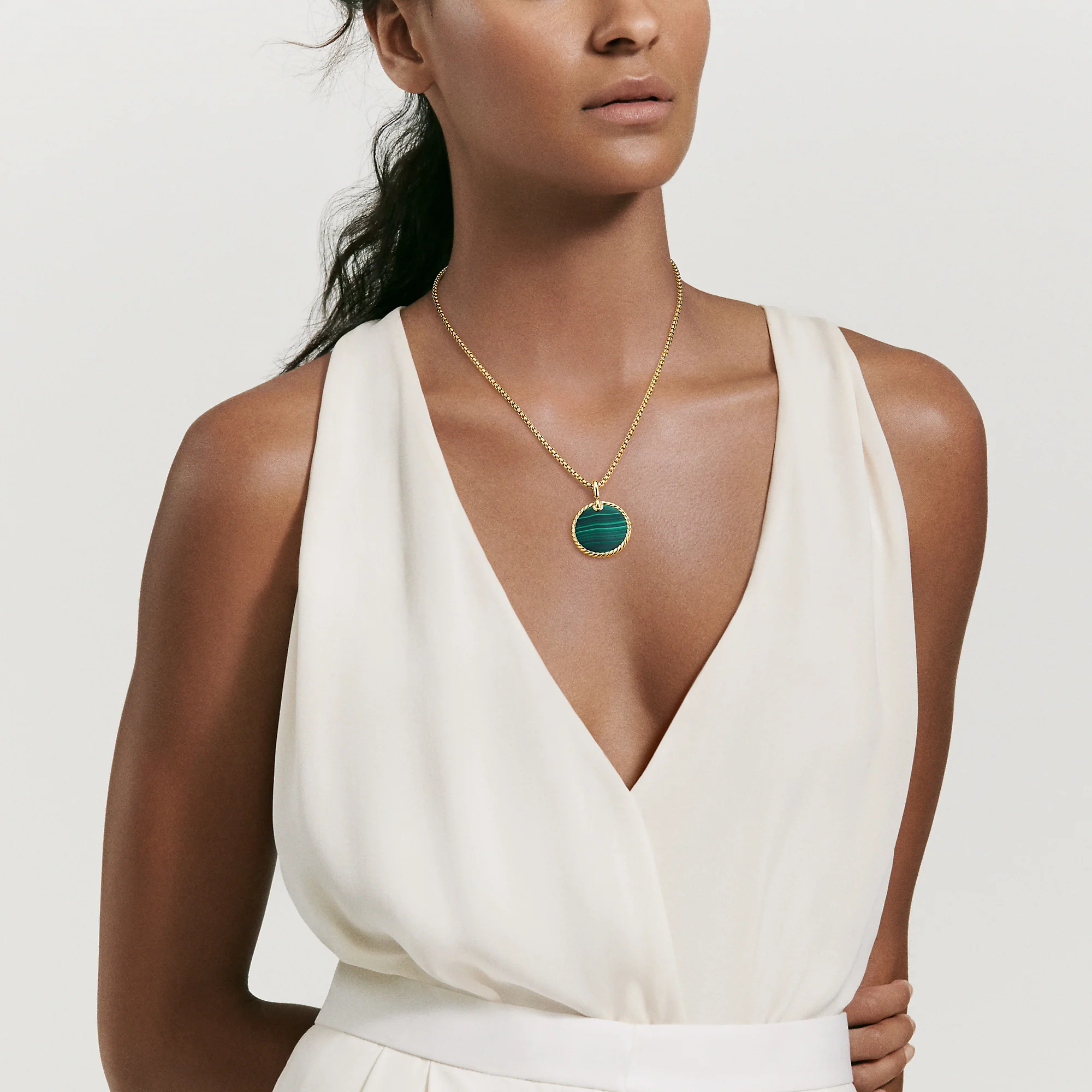 DY Elements® Disc Pendant in 18K Yellow Gold with Malachite - Image 3